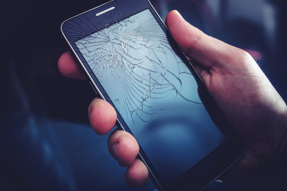 Il suffit de 2 secondes pour réparer le verre brisé de votre téléphone portable