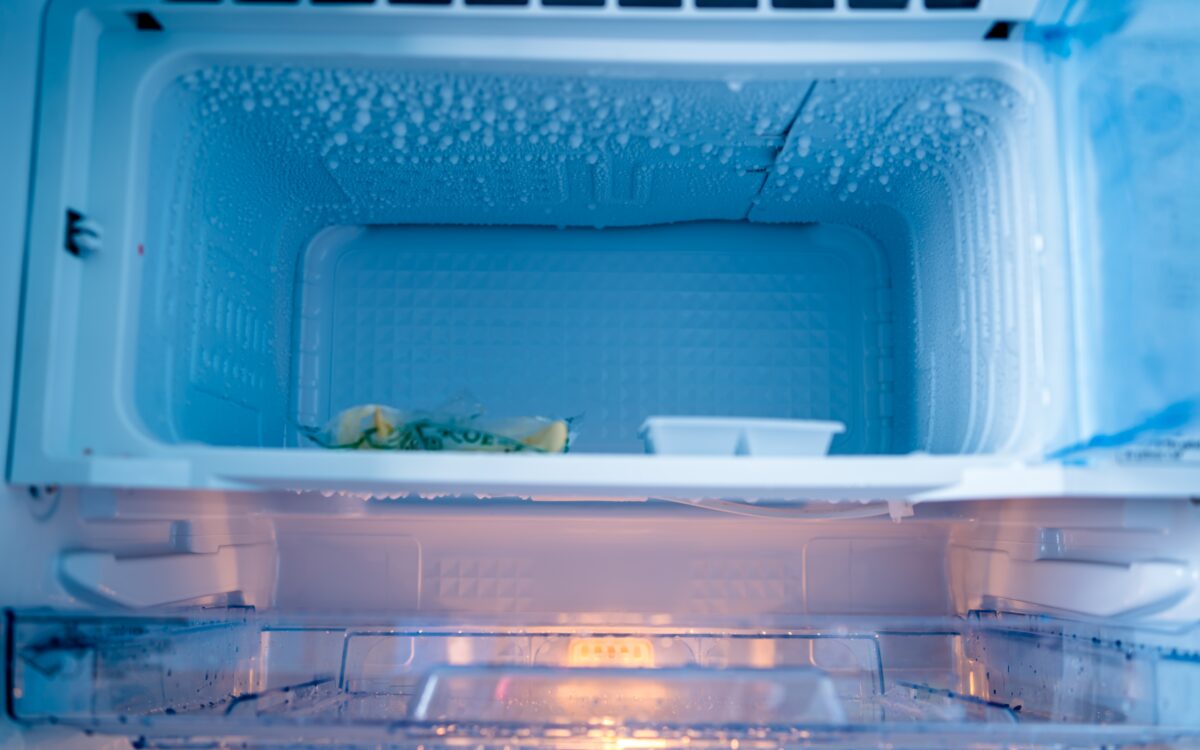 Comment éliminer la glace du congélateur ?