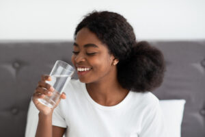 Commencez chaque journée du bon pied : découvrez les avantages de boire de l’eau au réveil