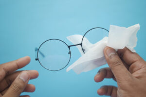 L’astuce super efficace pour nettoyer vos lunettes sans les rayer et les rendre comme neuves