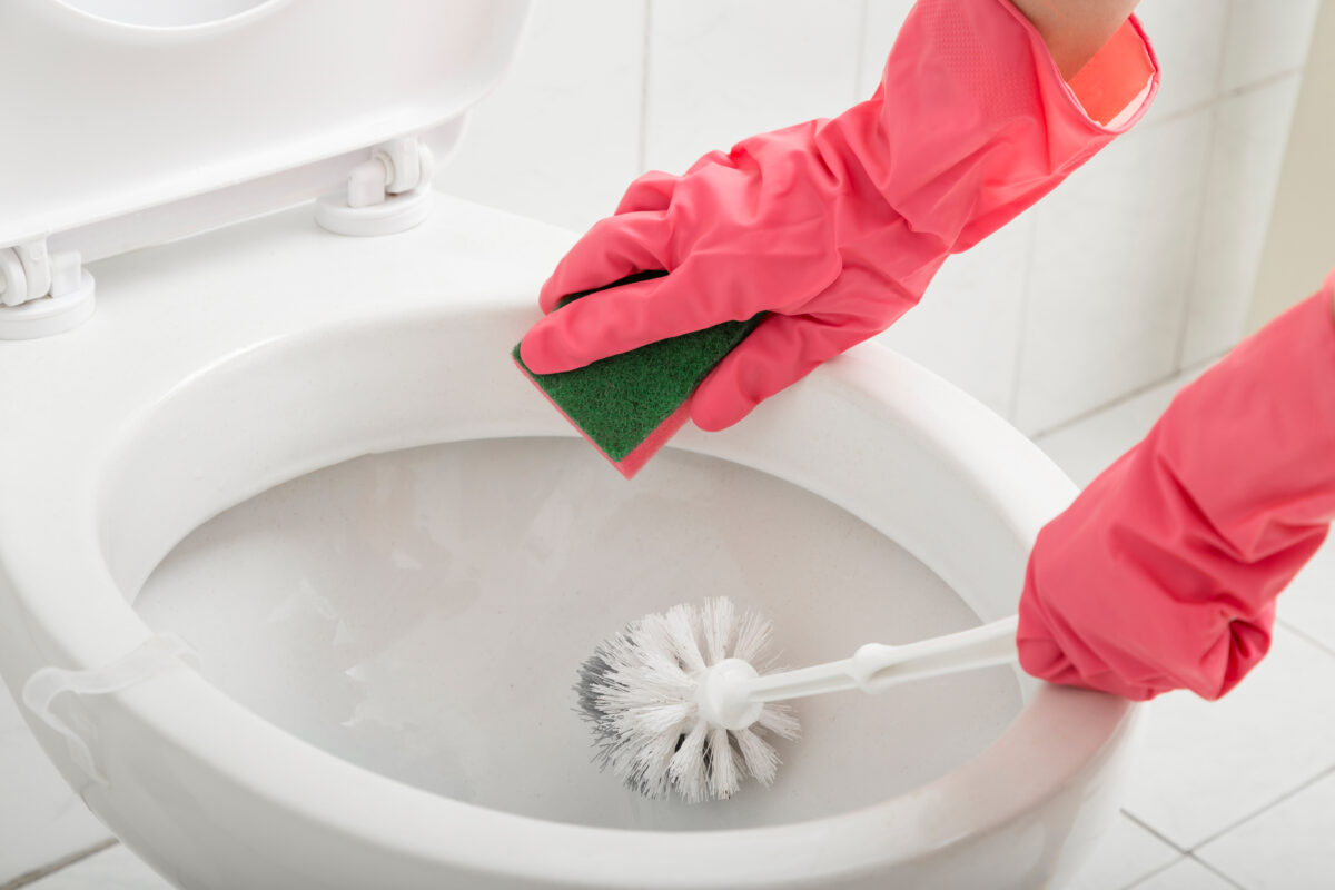 nettoyer les toilettes