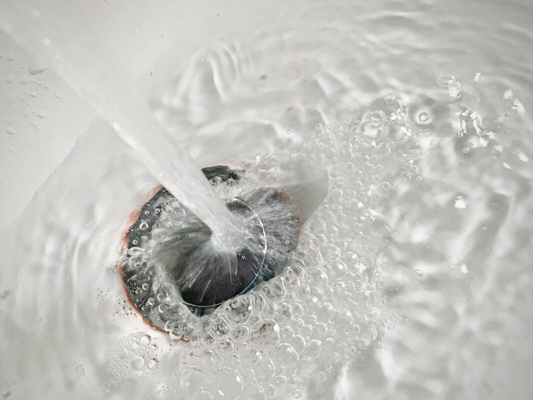 Les dangers de verser de l'eau chaude dans l'évier : explications et alternatives
