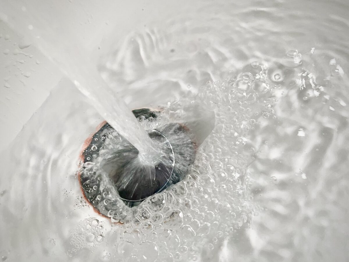 Les dangers de verser de l'eau chaude dans l'évier : explications et alternatives