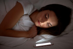 Pourquoi ne jamais dormir avec son téléphone portable à côté de soi dans le lit ?