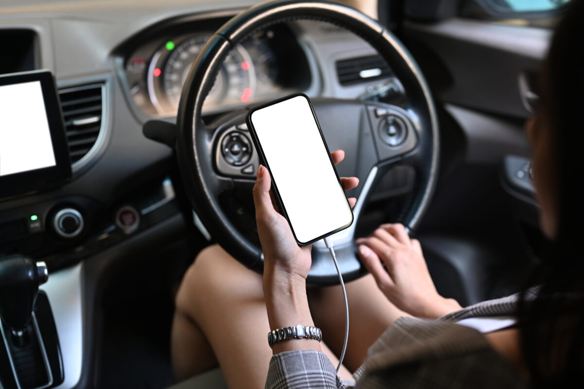Pourquoi vous devriez arrêter de charger votre iPhone dans votre voiture