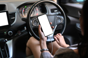 Pourquoi vous devriez arrêter de charger votre iPhone dans votre voiture